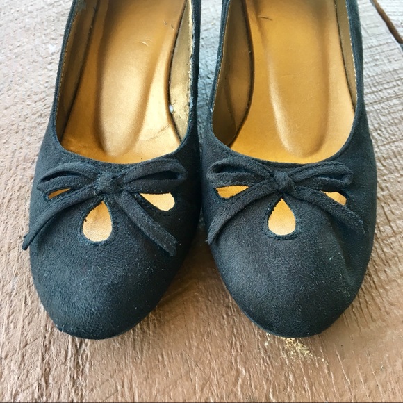 GAP black wedge heels size 7 with cutouts and bow - Picture 6 of 8